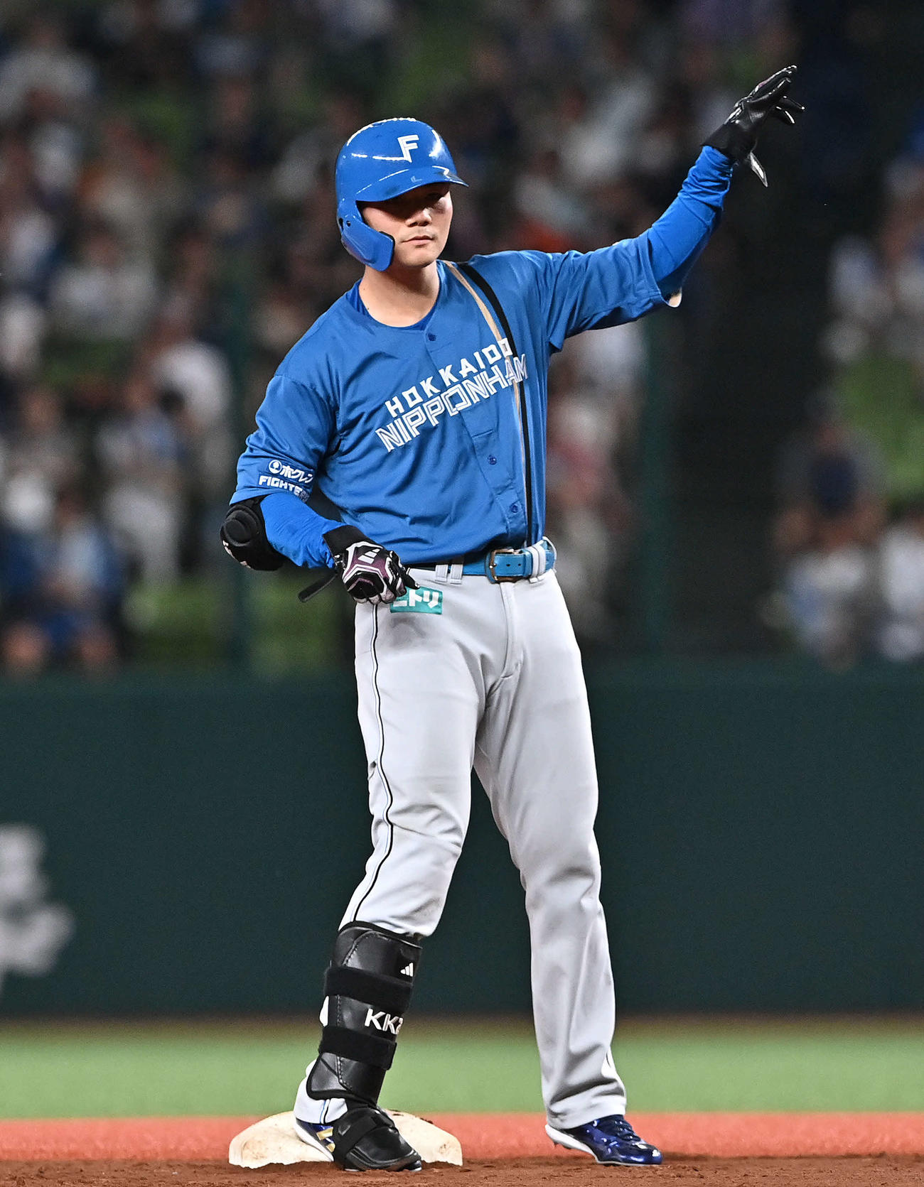 西武対日本ハム　7回表日本ハム1死、清宮は左翼に二塁打を放ちポーズを決める（撮影・滝沢徹郎）