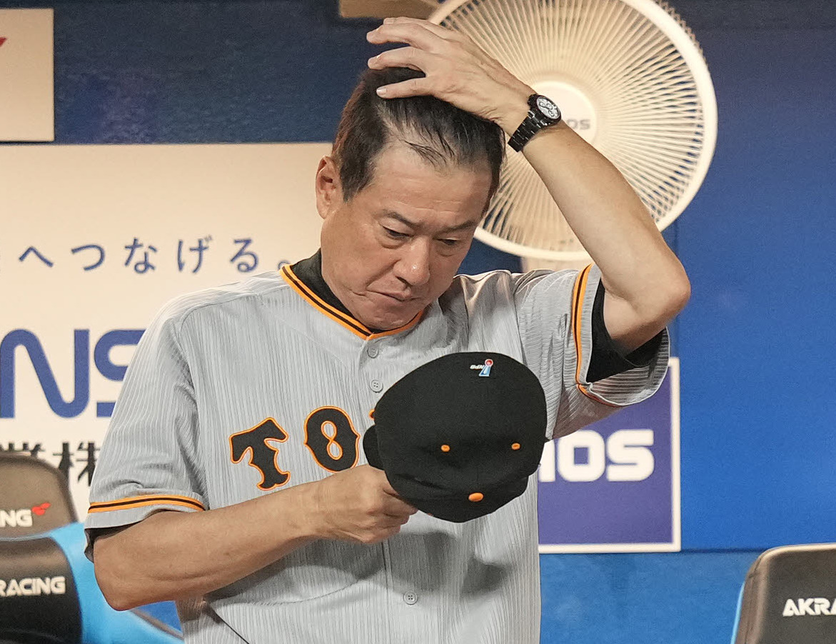 ヤクルト対巨人　ベンチで浮かない表情の巨人原監督（撮影・鈴木みどり）