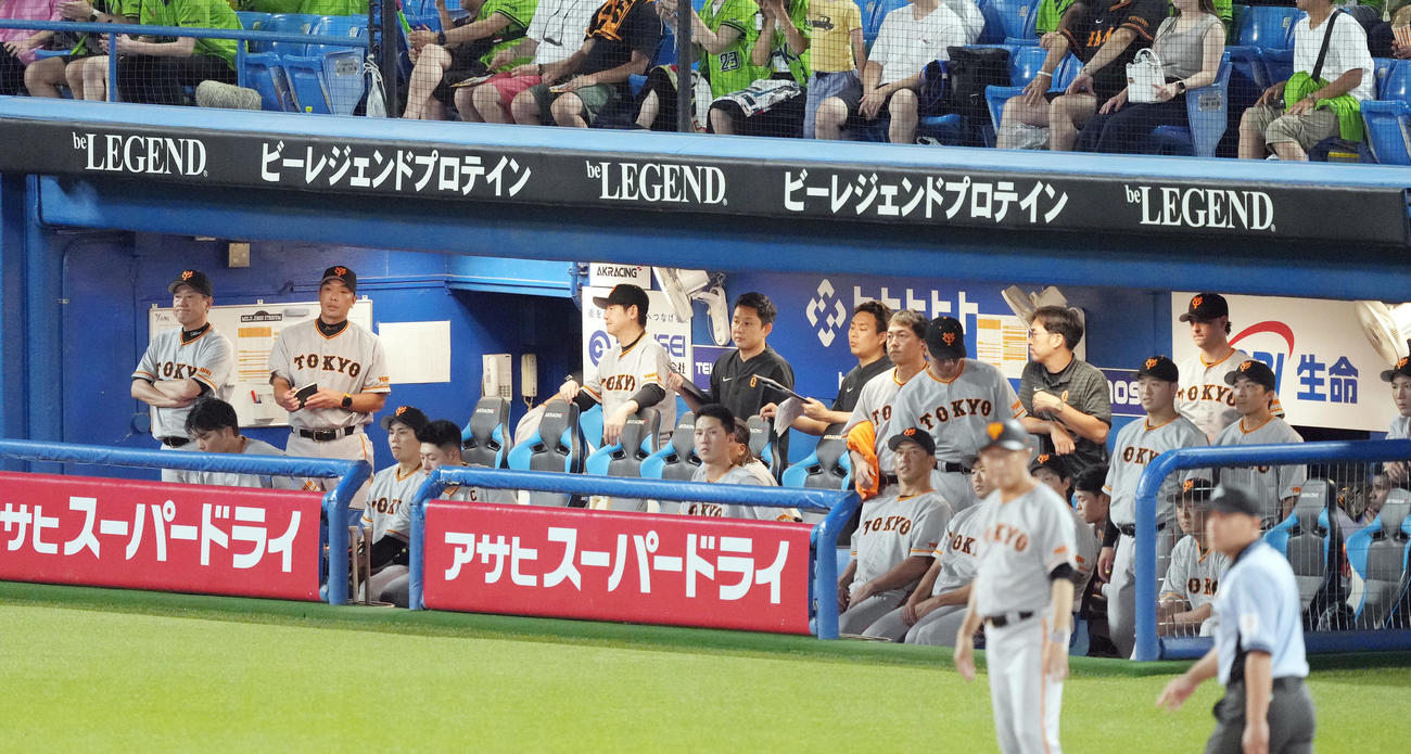 ヤクルト対巨人　試合後、ぶぜんとした表情の原監督（左端）と巨人の選手たち（撮影・狩俣裕三）
