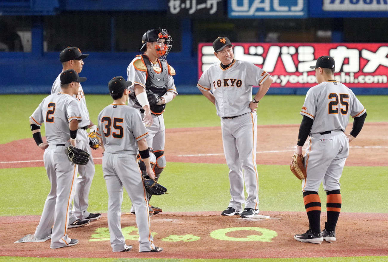 ヤクルト対巨人　5回裏、2番手の投手田中千に降板を告げ、マウンドで厳しい表情の原監督（中央）（撮影・狩俣裕三）