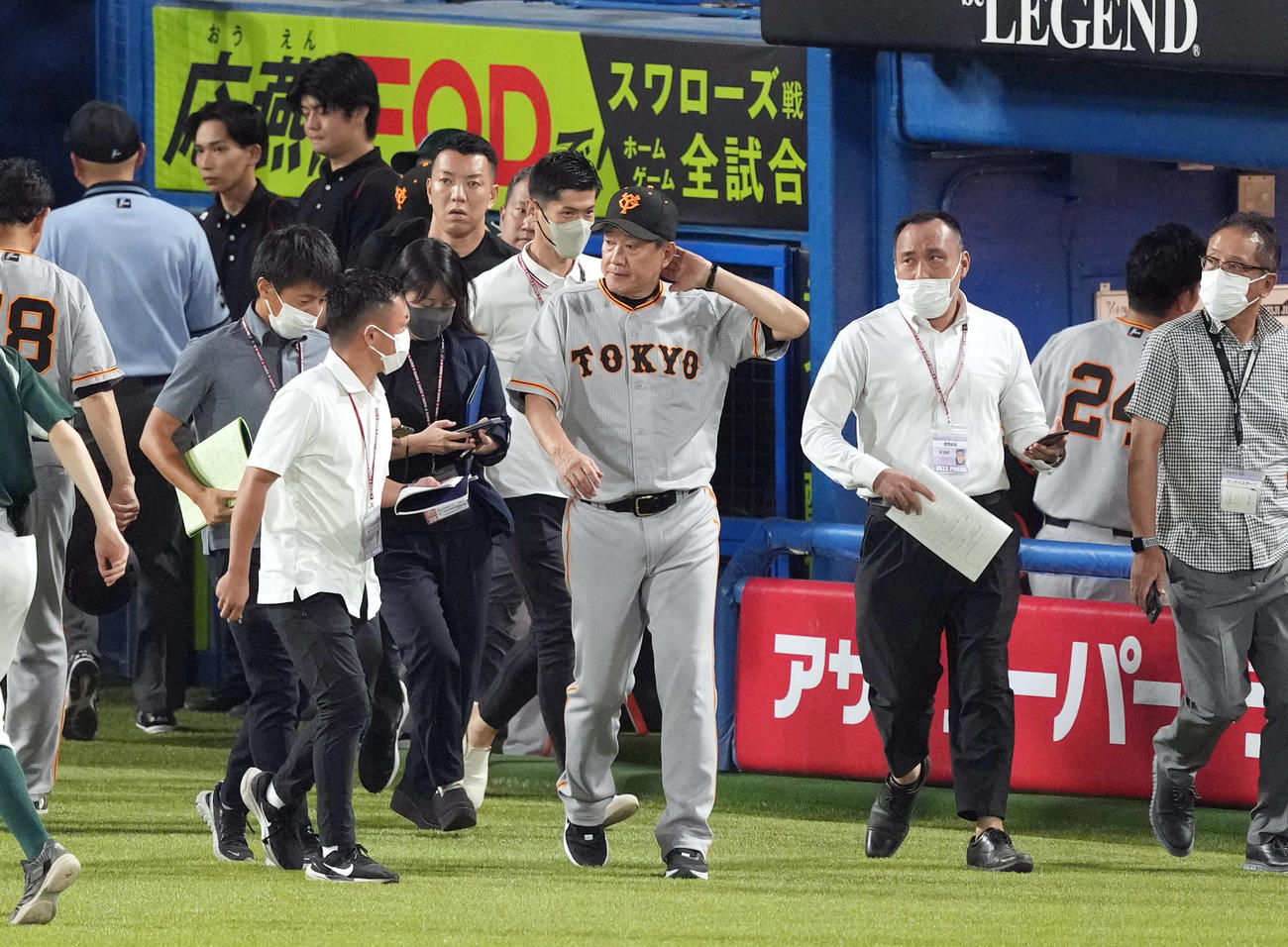 ヤクルト対巨人　試合後、記者の質問を受けながら引き揚げる原監督（中央）（撮影・狩俣裕三）