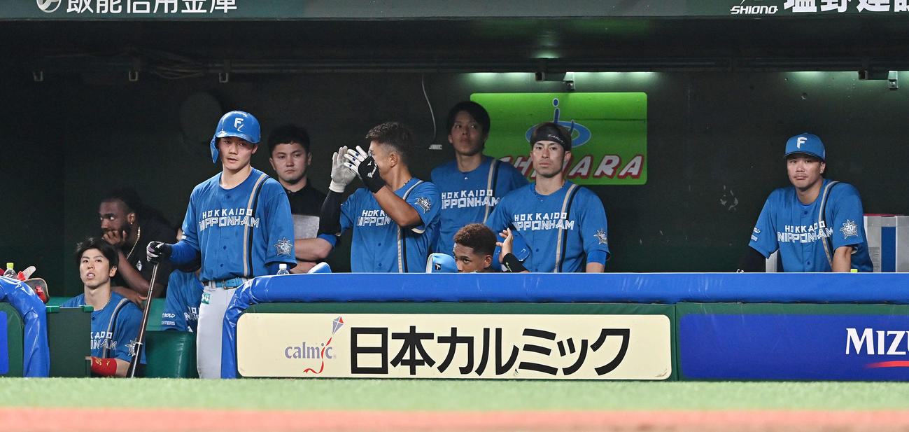西武対日本ハム　9回表、ベンチで浮かない表情の日本ハムの選手たち（撮影・滝沢徹郎）