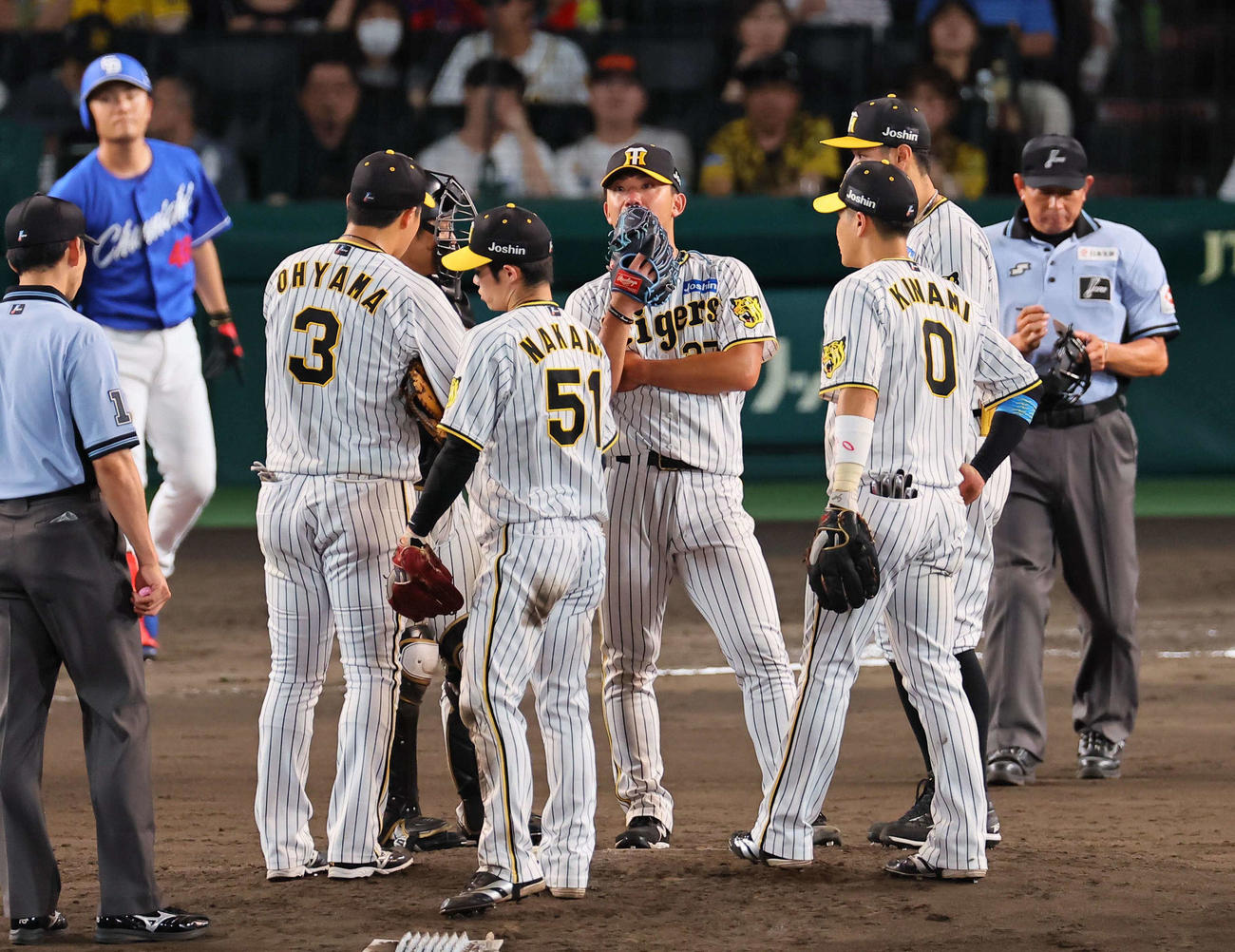 阪神対中日　7回表中日1死二、三塁、ピンチを背負う伊藤将（中央）に集まり声を掛ける阪神ナイン（撮影・上田博志）