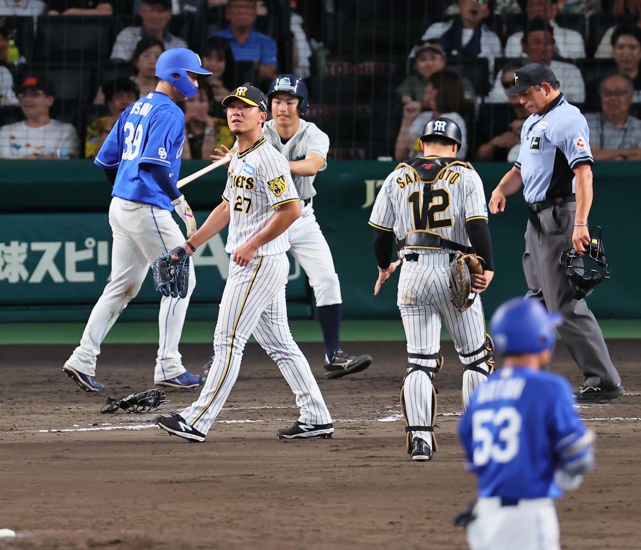 阪神対中日　7回表中日2死二、三塁、後藤（右手前）の2点適時打で宇佐見（左）らの生還を許す伊藤将（撮影・上田博志）