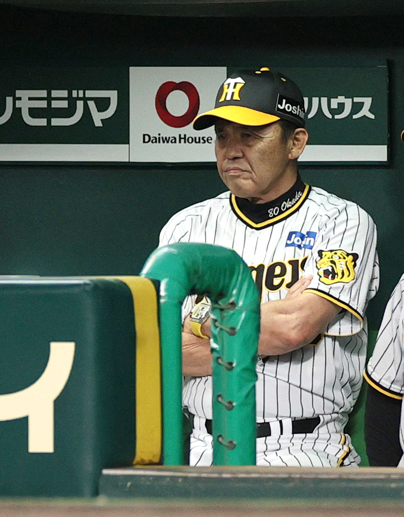 阪神対中日　9回裏、ベンチで厳しい表情を見せる阪神岡田監督（撮影・上山淳一）