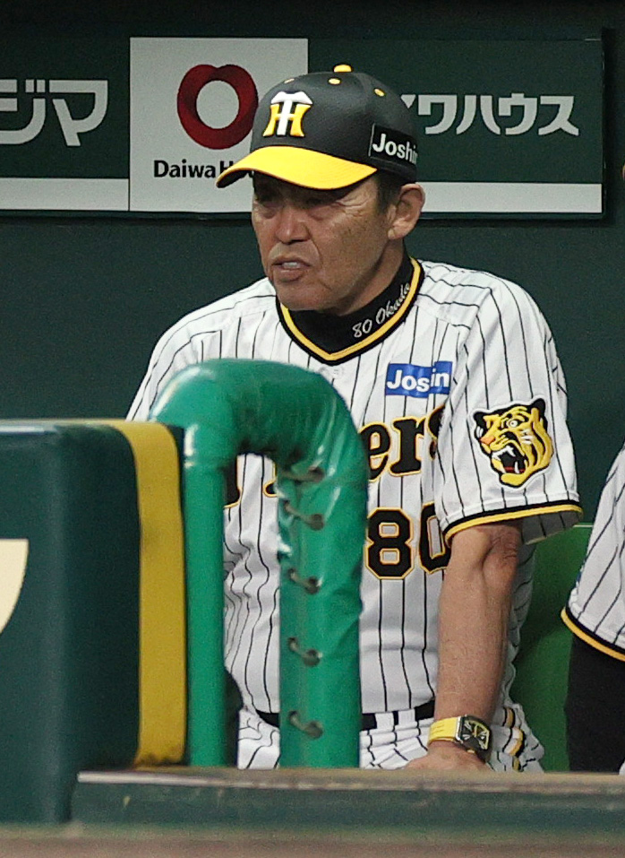 阪神対中日　9回裏、ベンチで厳しい表情を見せる阪神岡田監督（撮影・上山淳一）