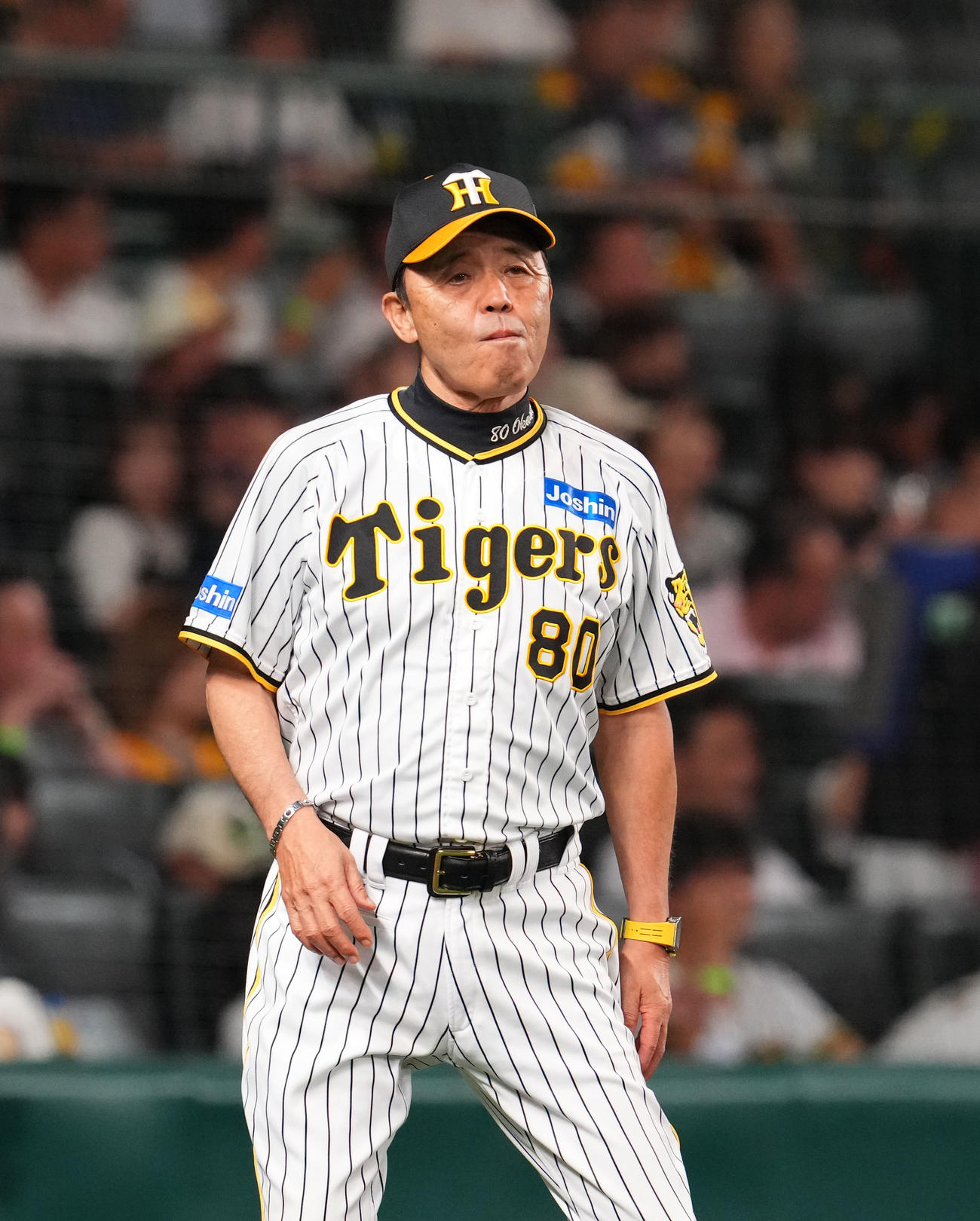阪神対中日　9回表、交代告げる阪神岡田監督（撮影・藤尾明華）