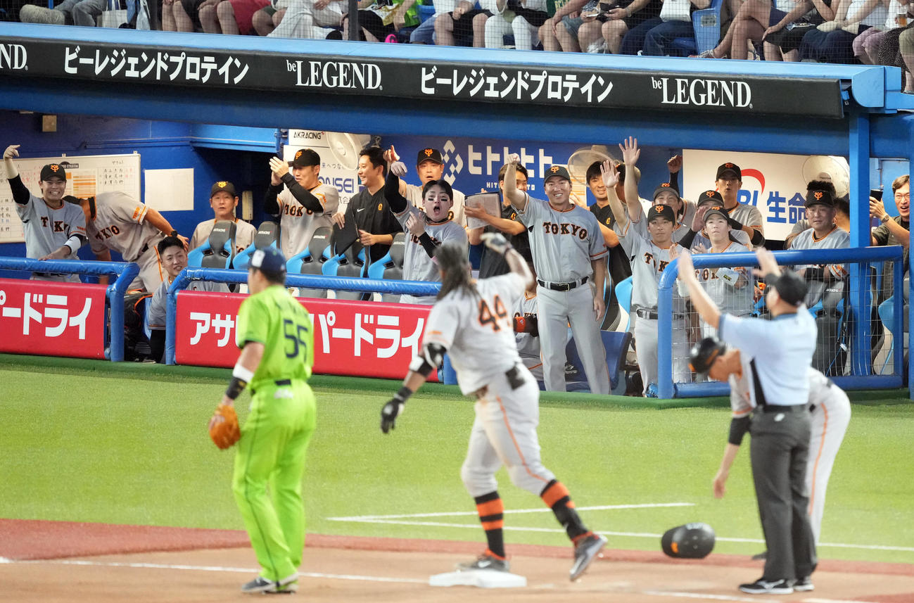 ヤクルト対巨人　4回表巨人1死、ウォーカー（手前中央）が三塁打を放ち、盛り上がる巨人ベンチ（撮影・狩俣裕三）
