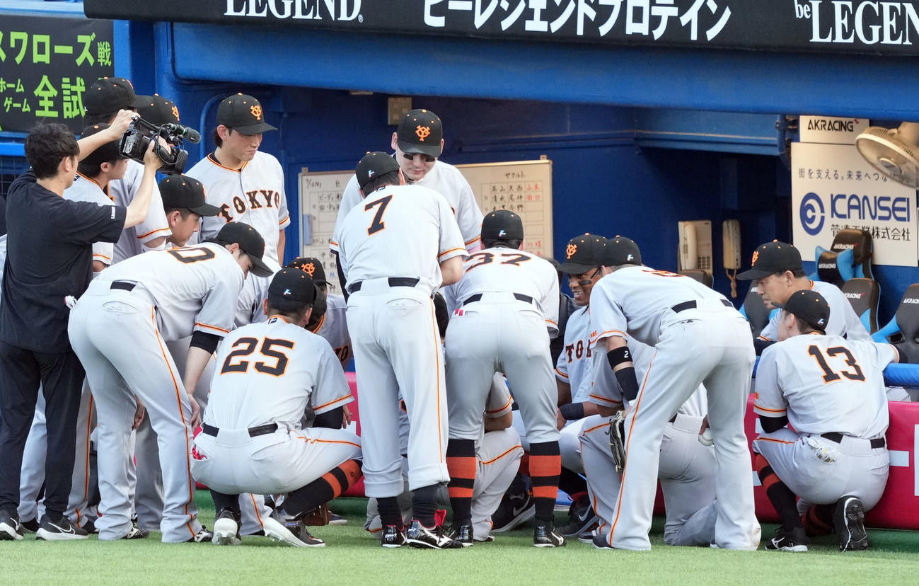 ヤクルト対巨人　試合前の円陣で声出しするウォーカー（後方右）（撮影・狩俣裕三）