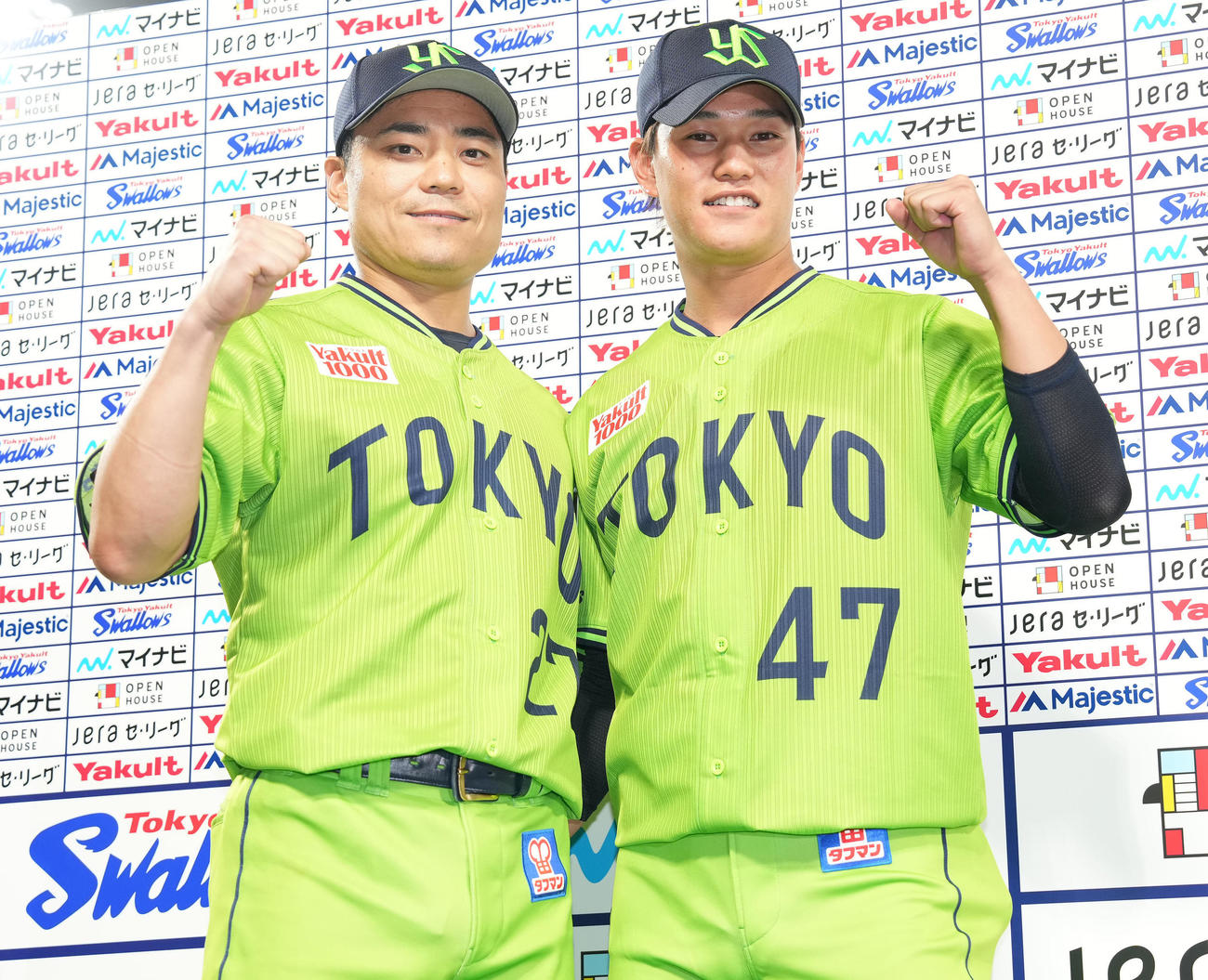 ヤクルト対巨人　巨人に勝利し、ヒーローインタビュー後に笑顔で写真に納まるヤクルト中村（左）と高橋（撮影・鈴木みどり）