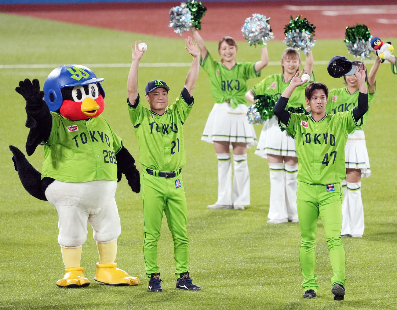 ヤクルト対巨人　ヒーローインタビュー後、ファンの声援に応える、左からつば九郎、中村、高橋（撮影・狩俣裕三）