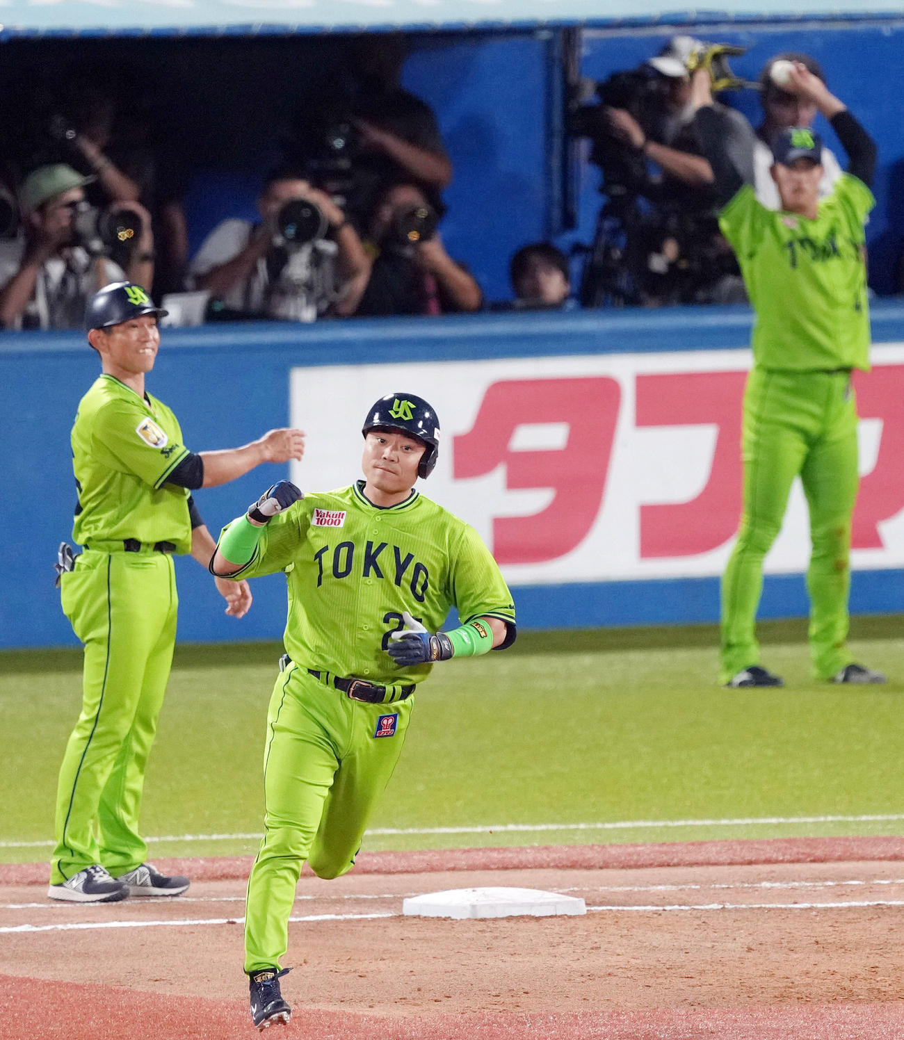 ヤクルト対巨人　4回裏ヤクルト1死一、三塁、3点本塁打を放ち、ガッツポーズを決める中村。後方右は先発高橋（撮影・狩俣裕三）