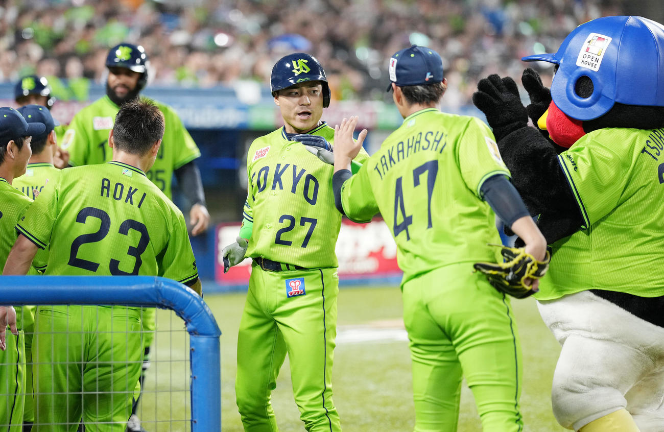 ヤクルト対巨人　4回裏ヤクルト1死一、三塁、左越え3点本塁打を放った中村はナインと笑顔でハイタッチ（撮影・鈴木みどり）