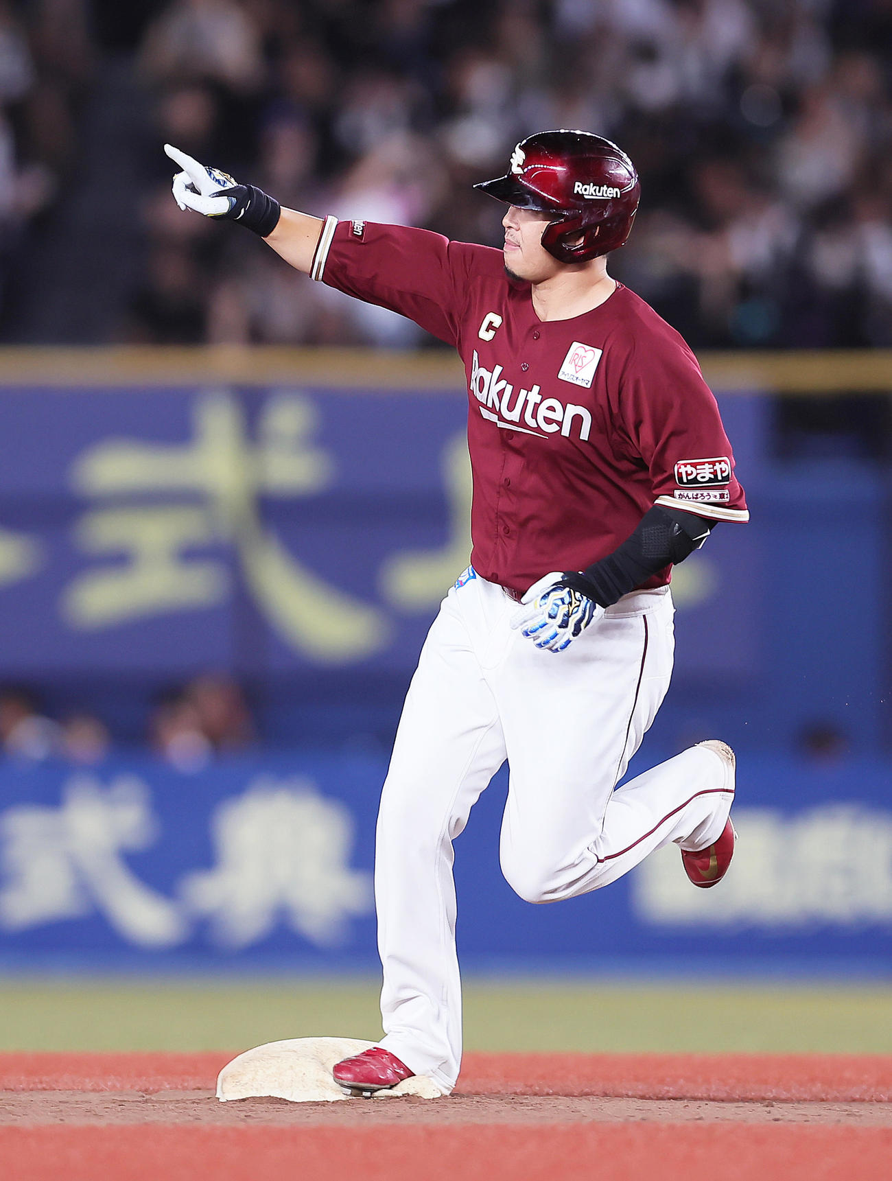 ロッテ対楽天　9回表楽天2死一塁、浅村は右中間へ2点本塁打を放ちスタンドを指さす（撮影・足立雅史）