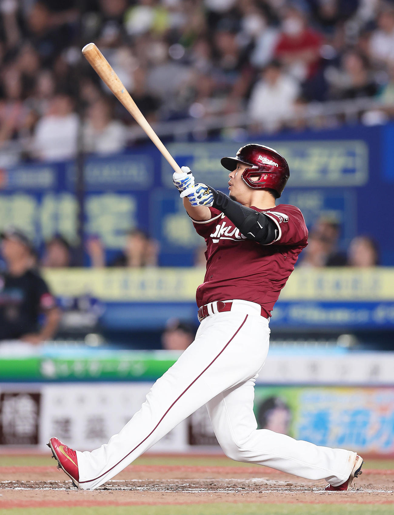 ロッテ対楽天　9回表楽天2死一塁、浅村は右中間へ2点本塁打を放つ（撮影・足立雅史）