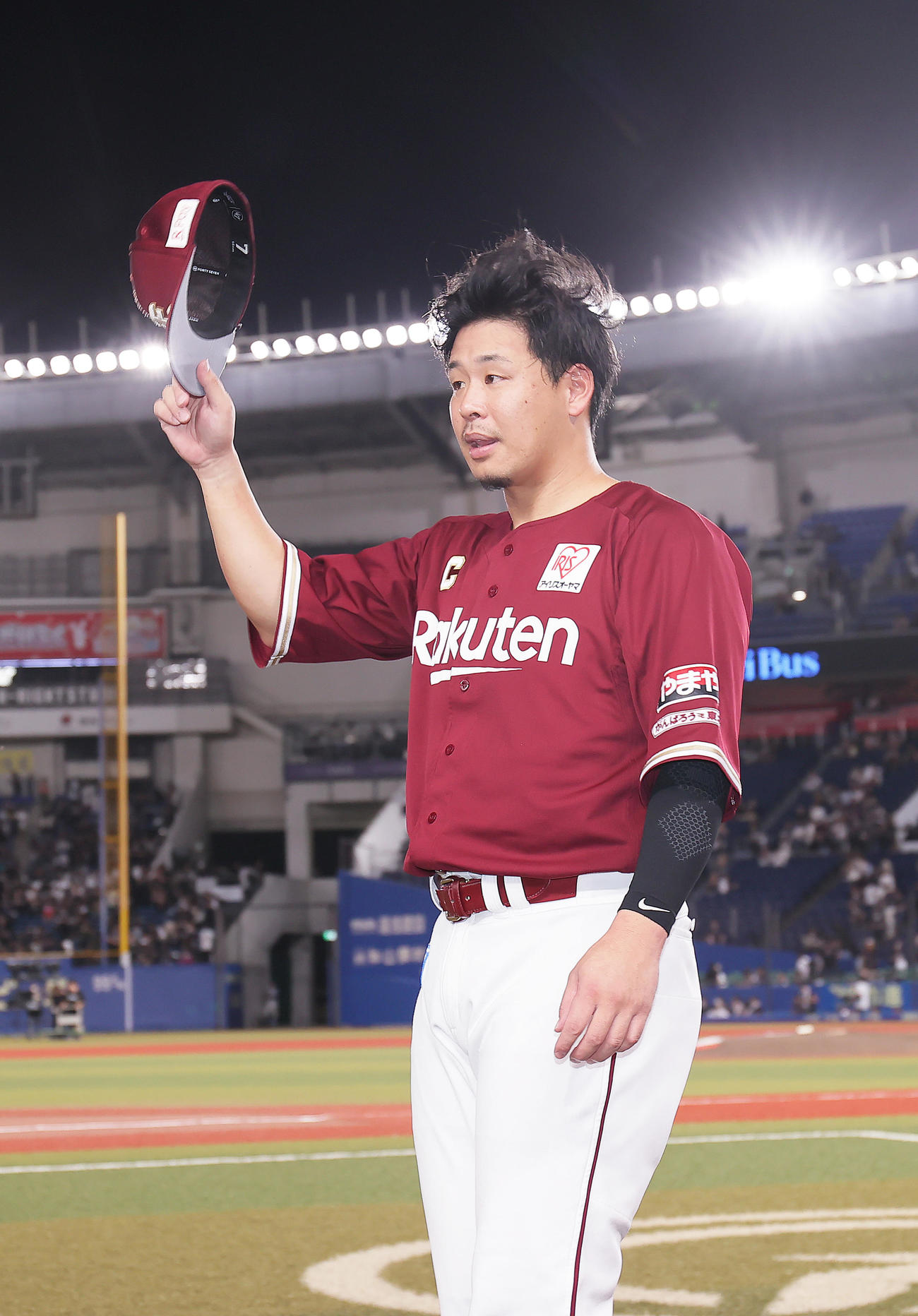 ロッテ対楽天　勝利しスタンドの声援に応える楽天浅村（撮影・足立雅史）