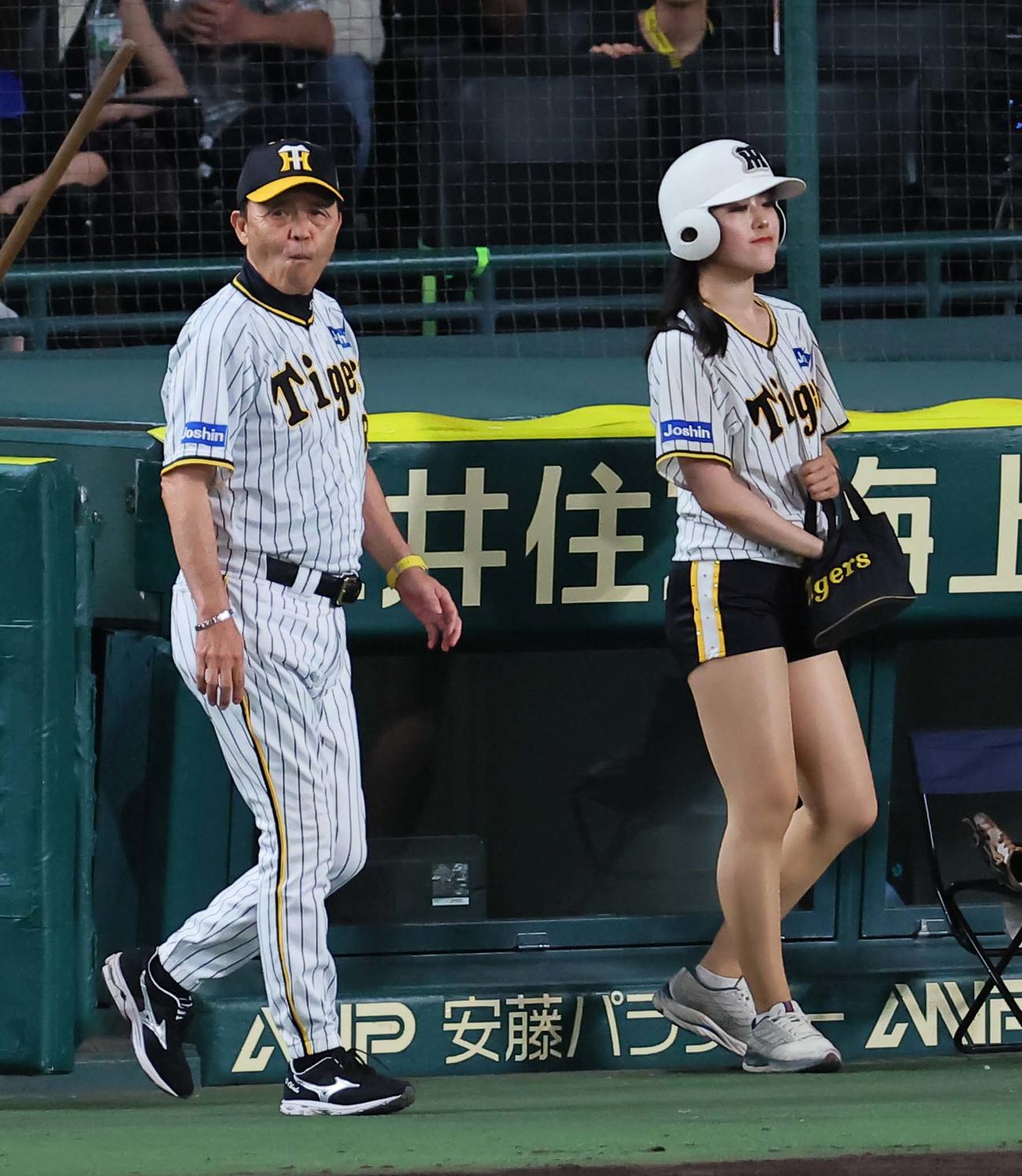 阪神対中日　選手交代を告げにベンチを出る岡田監督（撮影・上田博志）