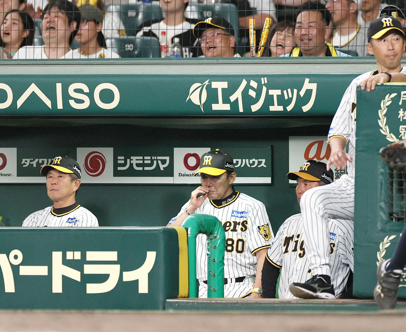 阪神対中日　中日に敗戦を喫し、ガックリする阪神岡田監督（左から2人目）ら（撮影・上山淳一）