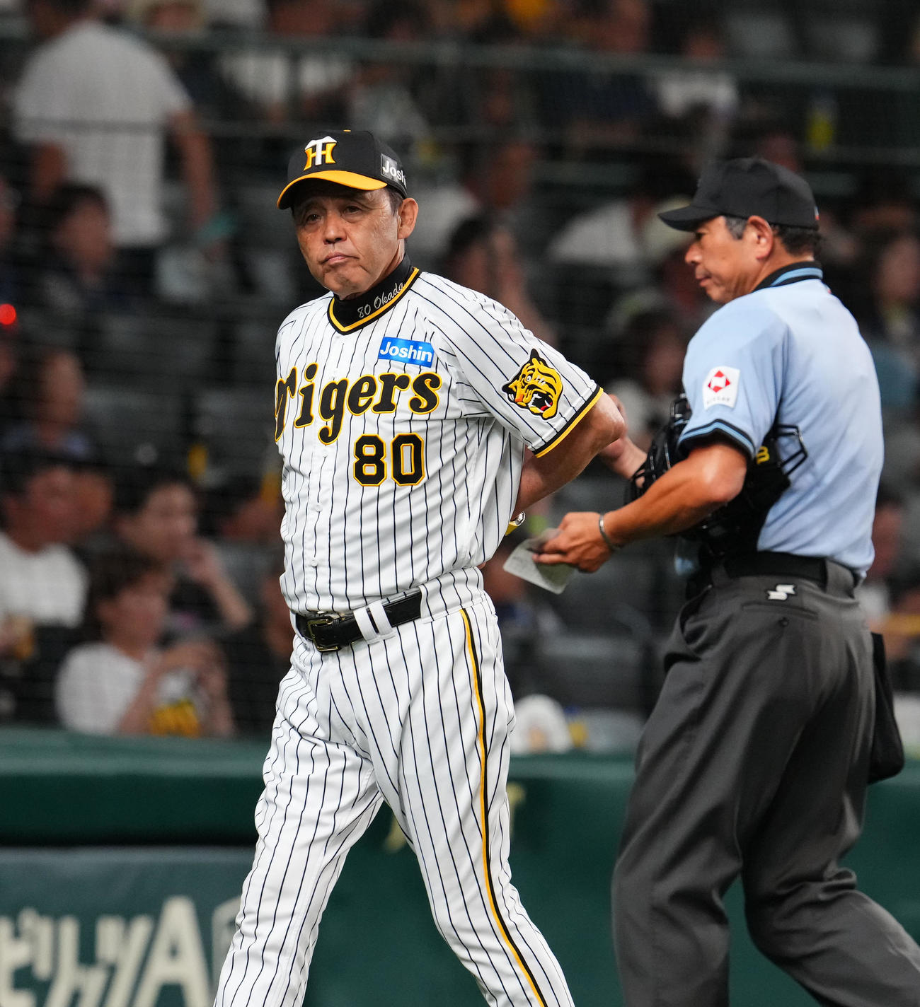 阪神対中日　8回、交代を告げベンチに戻る阪神岡田監督（撮影・藤尾明華）