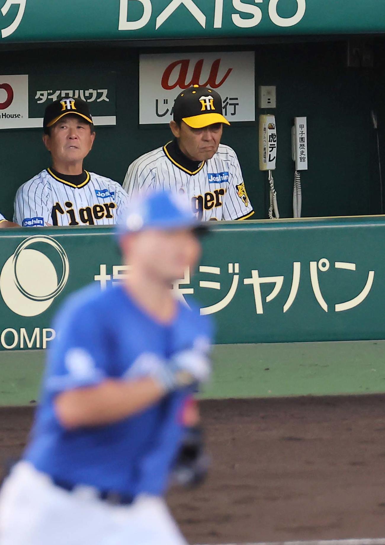 阪神対中日　4回表中日1死、岡田監督（右）は細川に左越え本塁打を浴び厳しい表情を見せる（撮影・上田博志）