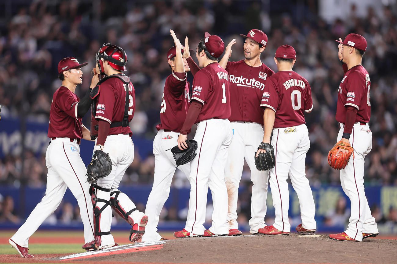 ロッテ対楽天　勝利しタッチを交わす楽天阿部（右から3人目）ら（撮影・足立雅史）
