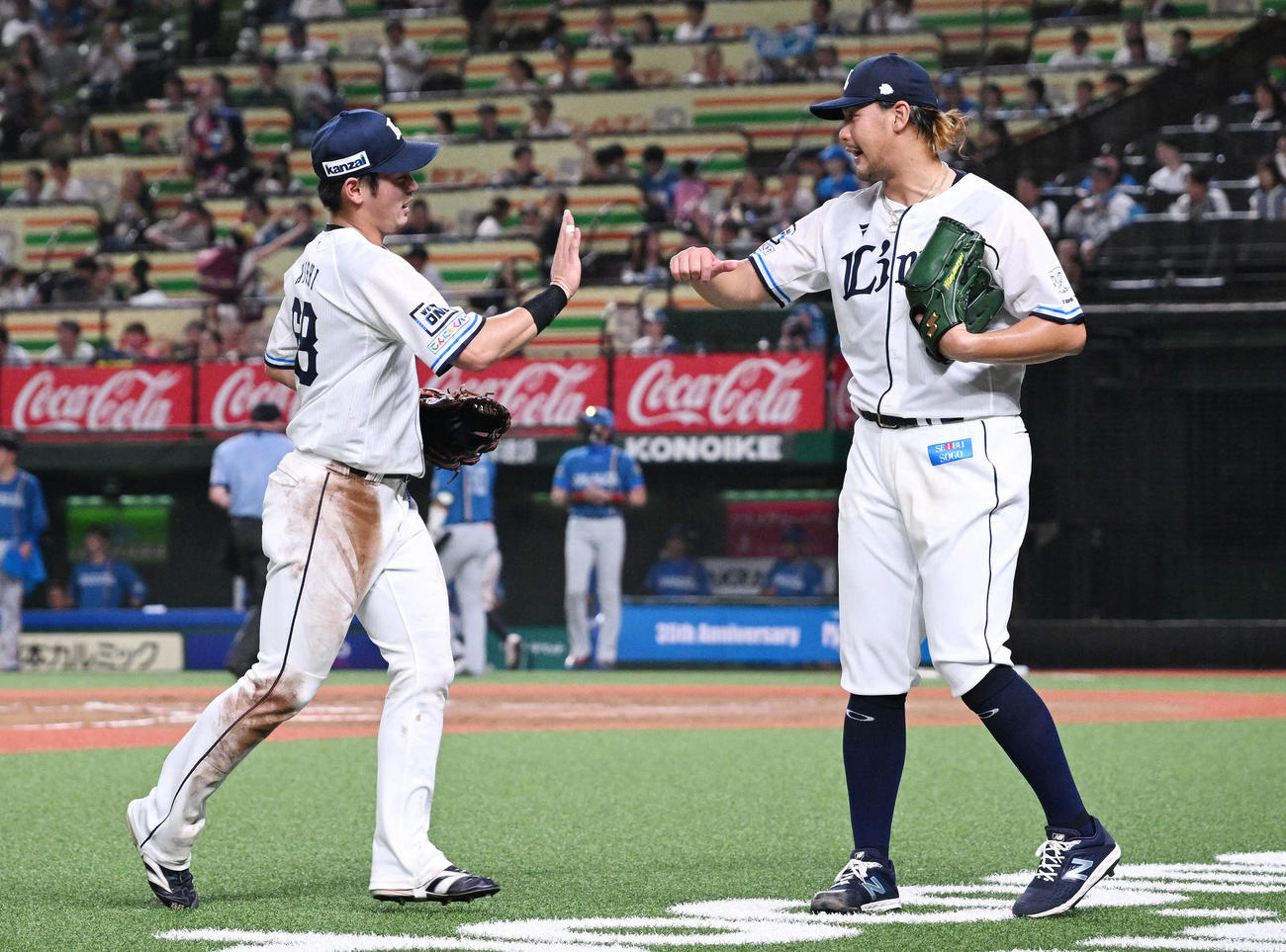 西武対日本ハム　8回表日本ハム2死、石井のランニング本塁打を阻止した右翼手岸（左）とタッチをかわす高橋（撮影・滝沢徹郎）