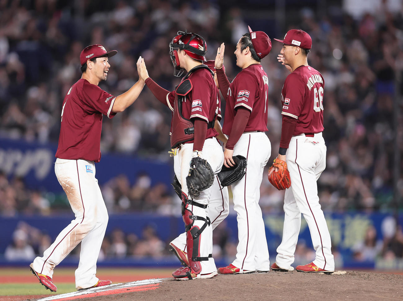 ロッテ対楽天　勝利しタッチを交わす楽天阿部（左端）ら（撮影・足立雅史）