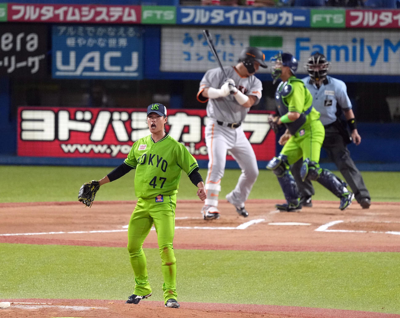 ヤクルト対巨人　6回表巨人2死一塁、大城卓を空振り三振に仕留め、雄たけびを上げる高橋（撮影・狩俣裕三）