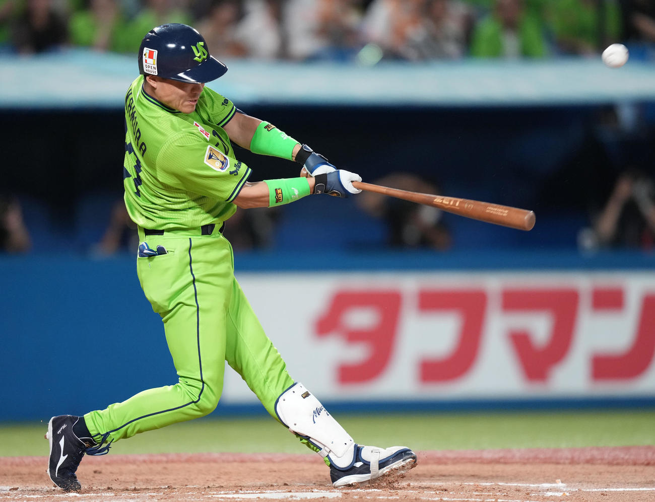 ヤクルト対巨人　4回裏ヤクルト1死一、三塁、左越え3点本塁打を放つ中村（撮影・鈴木みどり）