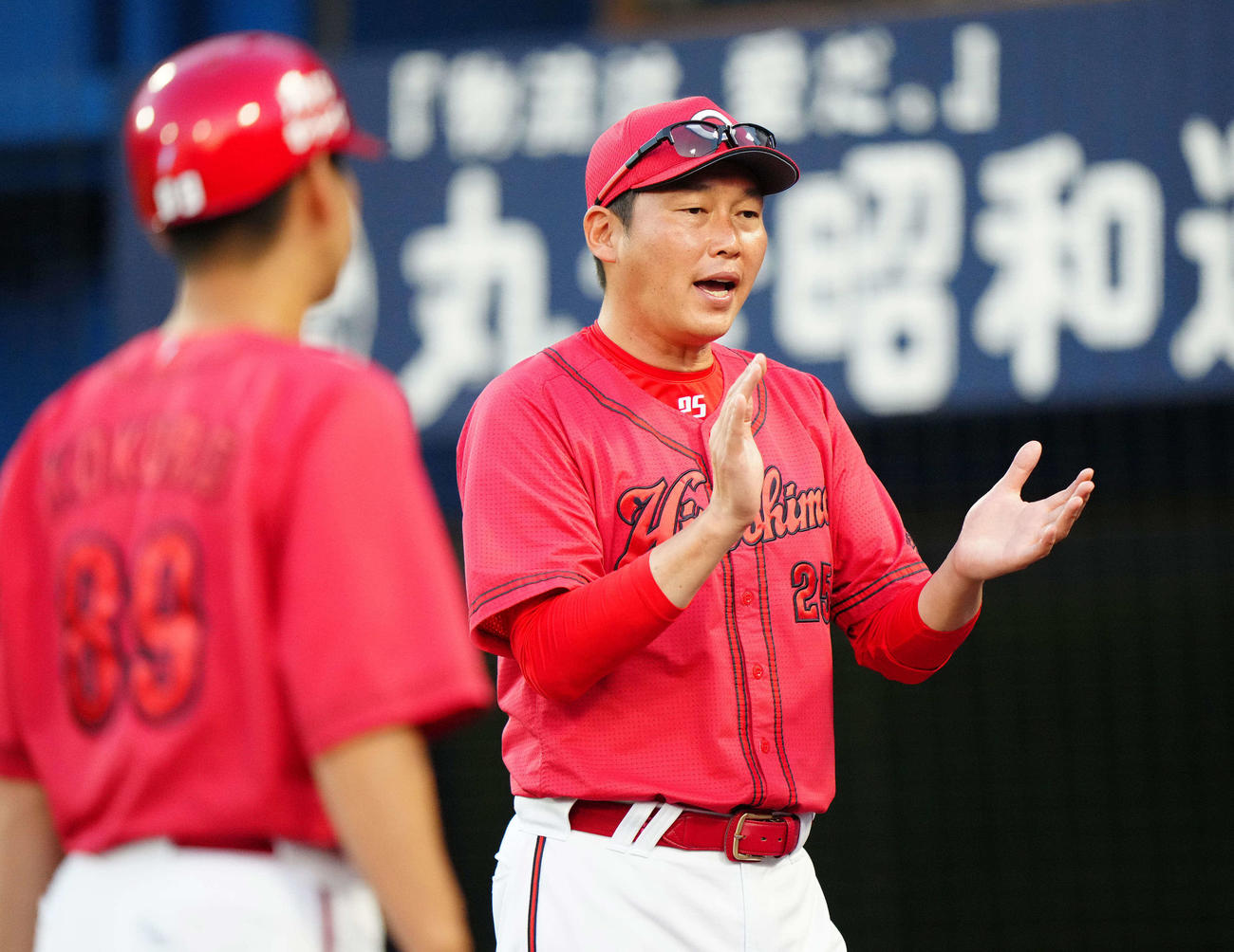 DeNA対広島　6回裏開始前、選手交代を告げ、ベンチに引き揚げる広島新井監督（撮影・江口和貴）