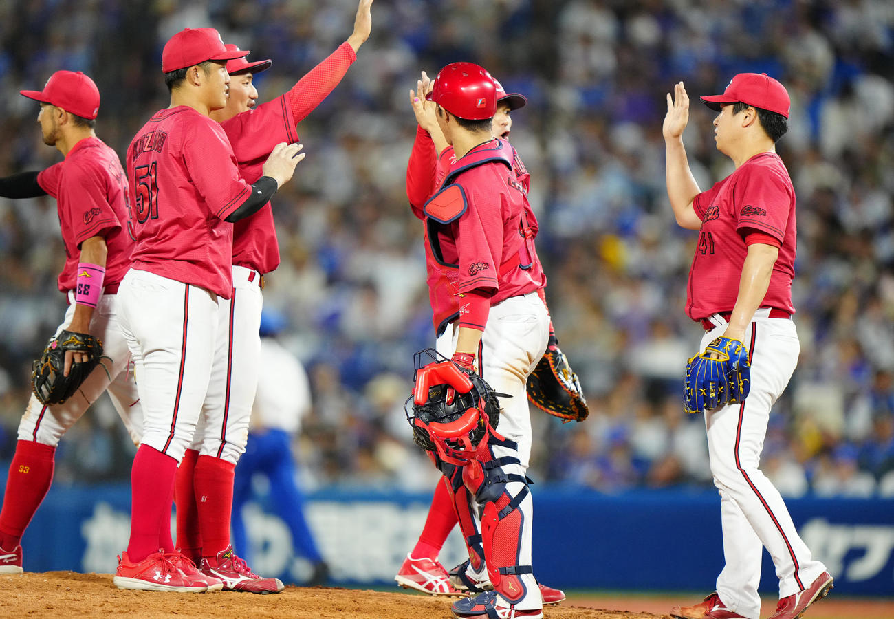 DeNA対広島　試合後、勝利のタッチを交わす広島の選手たち（撮影・江口和貴）