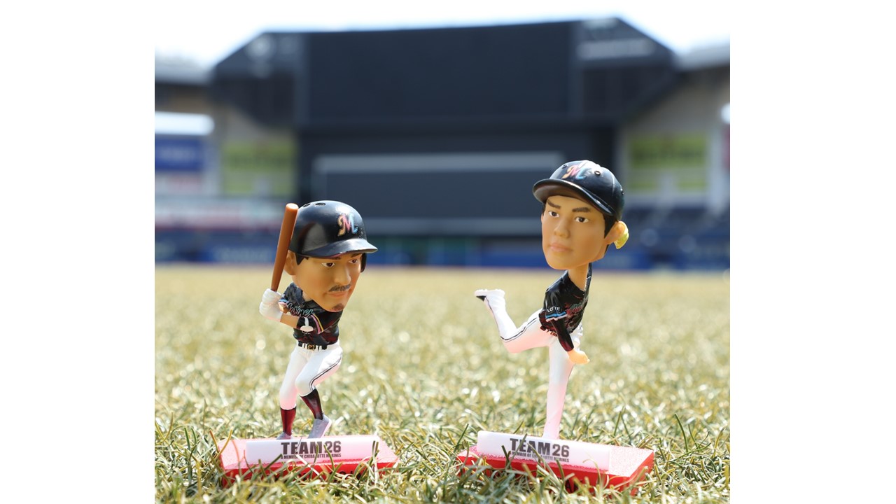 デザインが決定したロッテ荻野（左）と佐々木朗のボブルヘッド（球団提供）