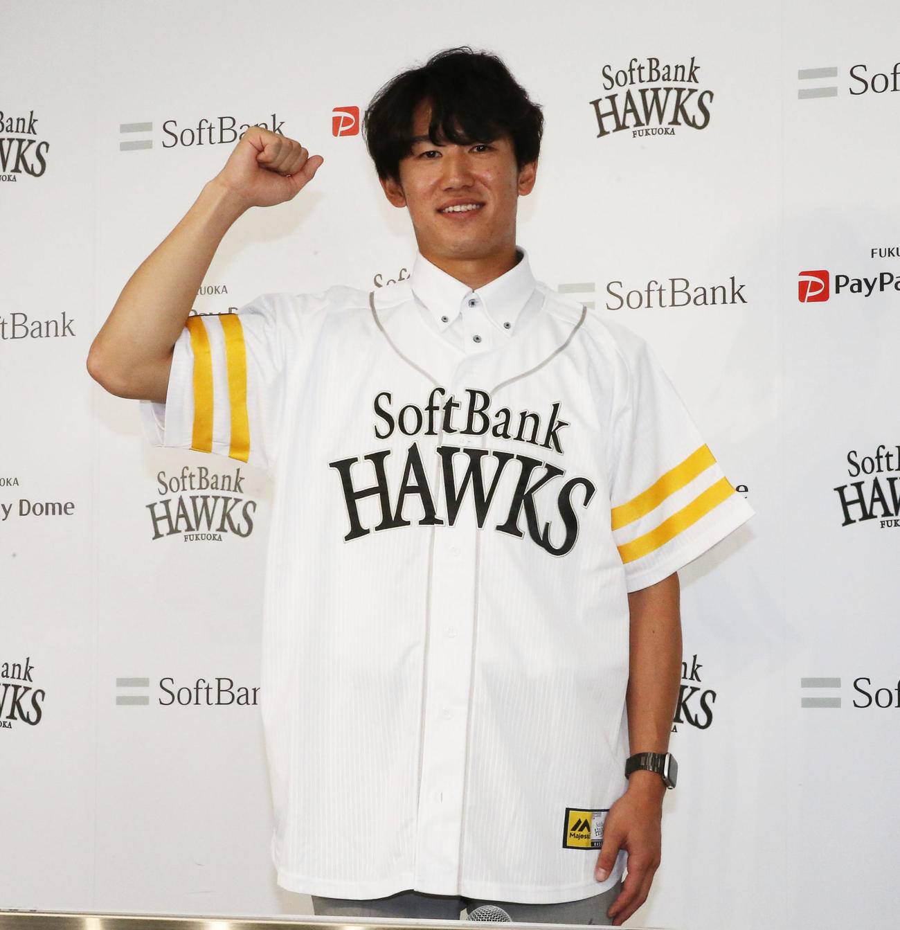 支配下契約会見でガッツポーズする木村光（撮影・冨田成美）