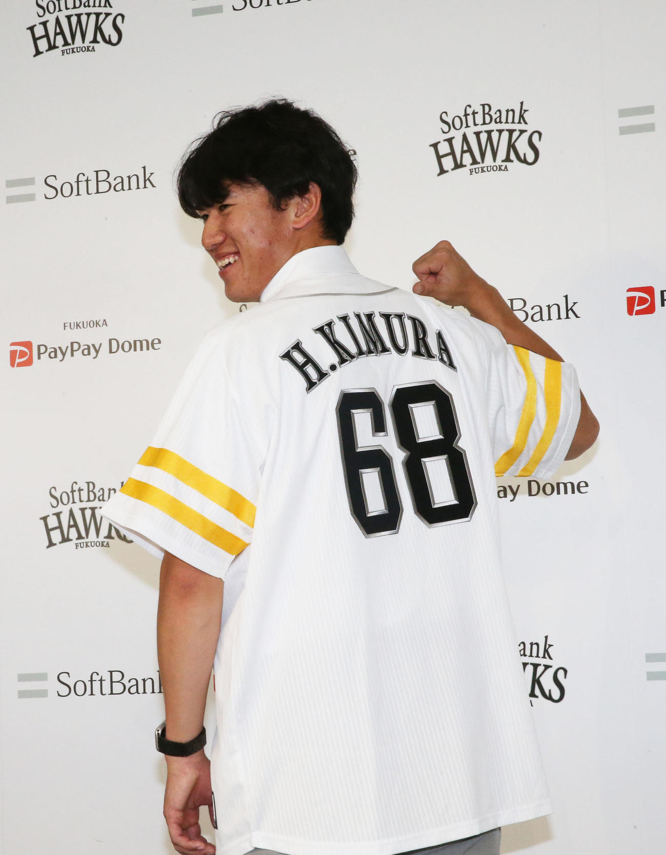 支配下契約会見でユニホームに袖を通す木村光、新しい「68」の背番号を披露（撮影・冨田成美）