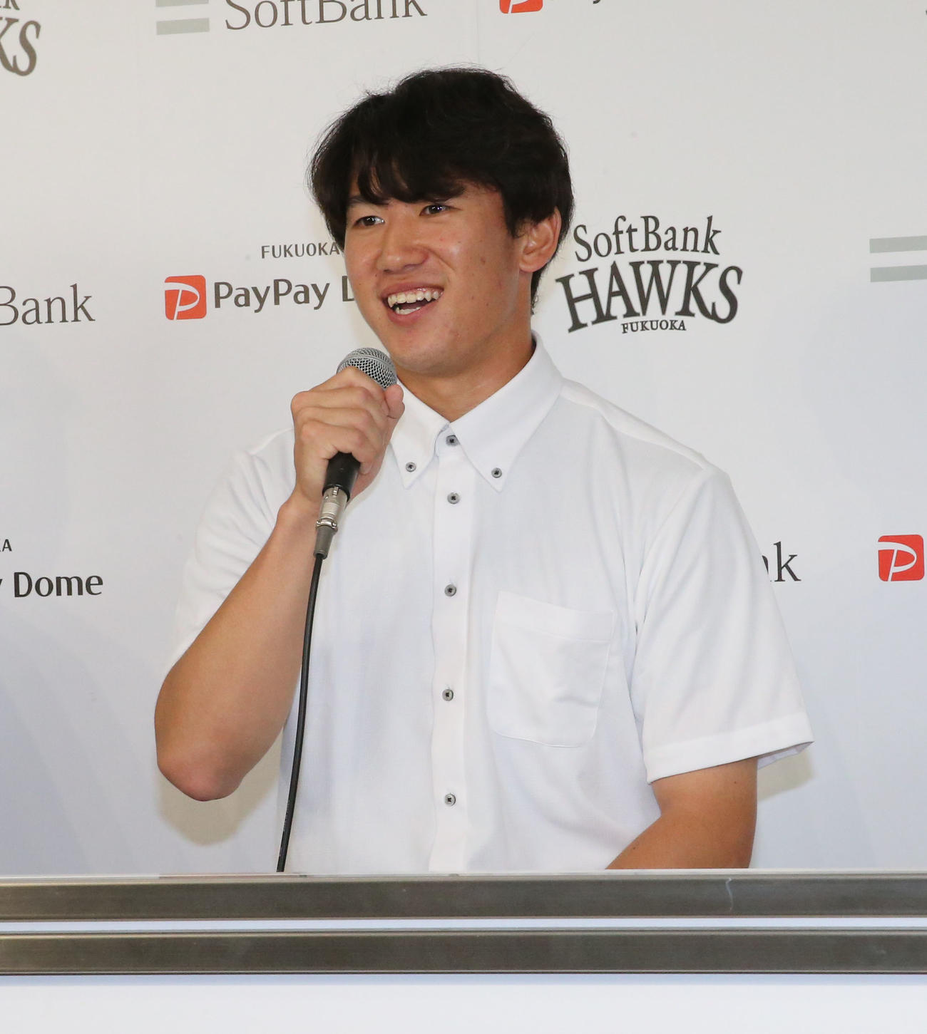 支配下契約会見で笑顔を見せる木村光（撮影・冨田成美）