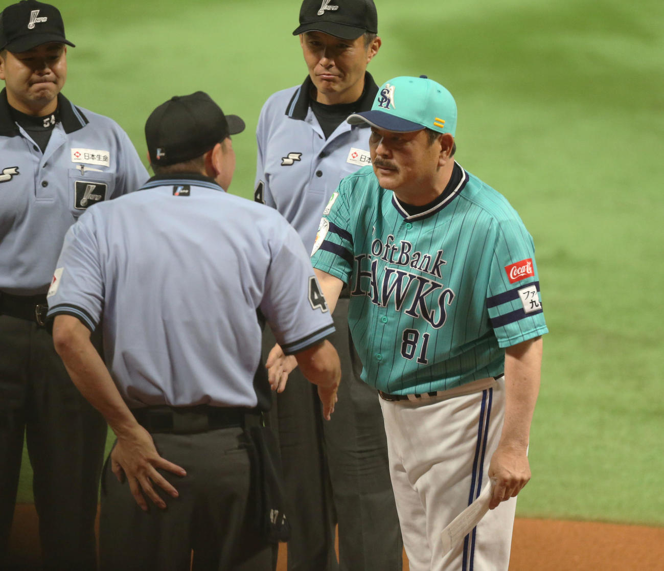 メンバー表交換で球審と握手を交わす藤本監督（右）（撮影・冨田成美）