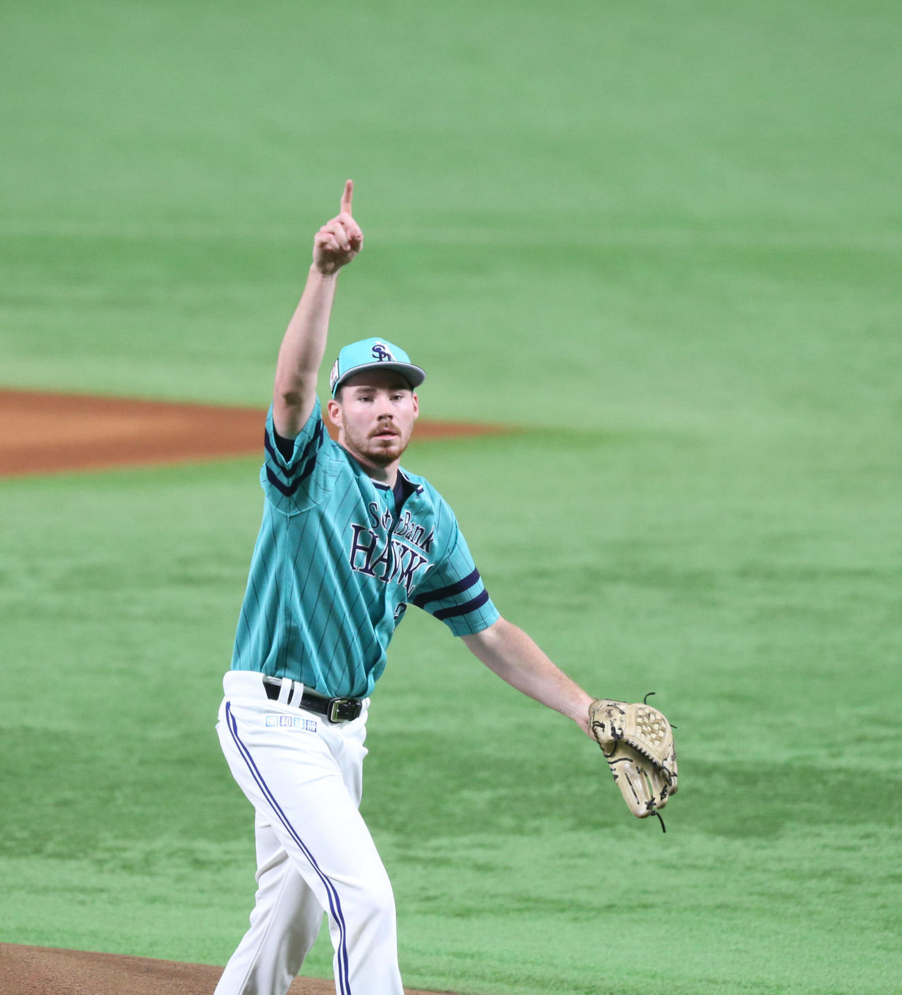 ソフトバンク対オリックス　1回表オリックス無死、中川圭の一邪飛を指さすスチュワート（撮影・冨田成美）