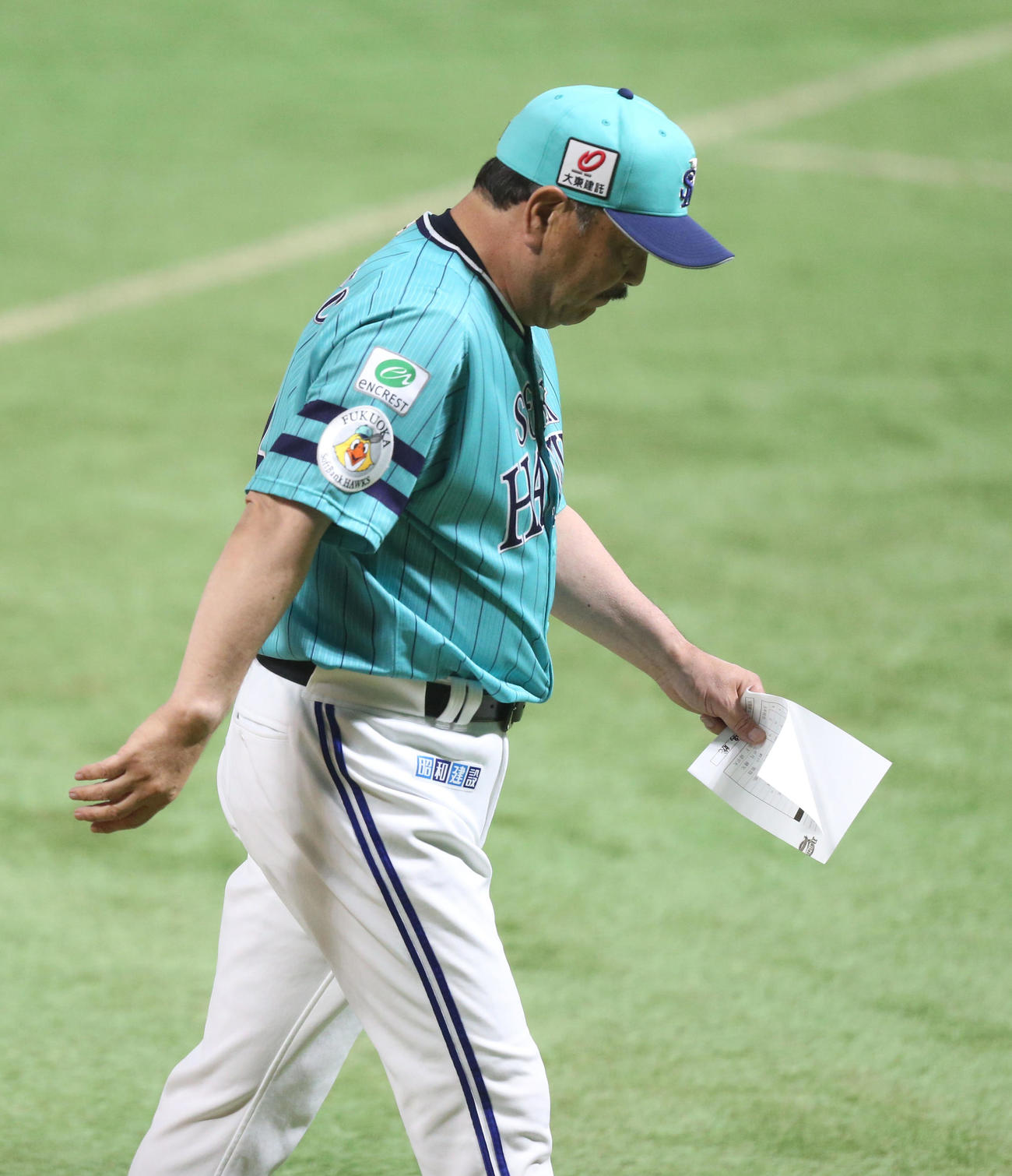 メンバー表交換をする藤本博史監督（撮影・冨田成美）