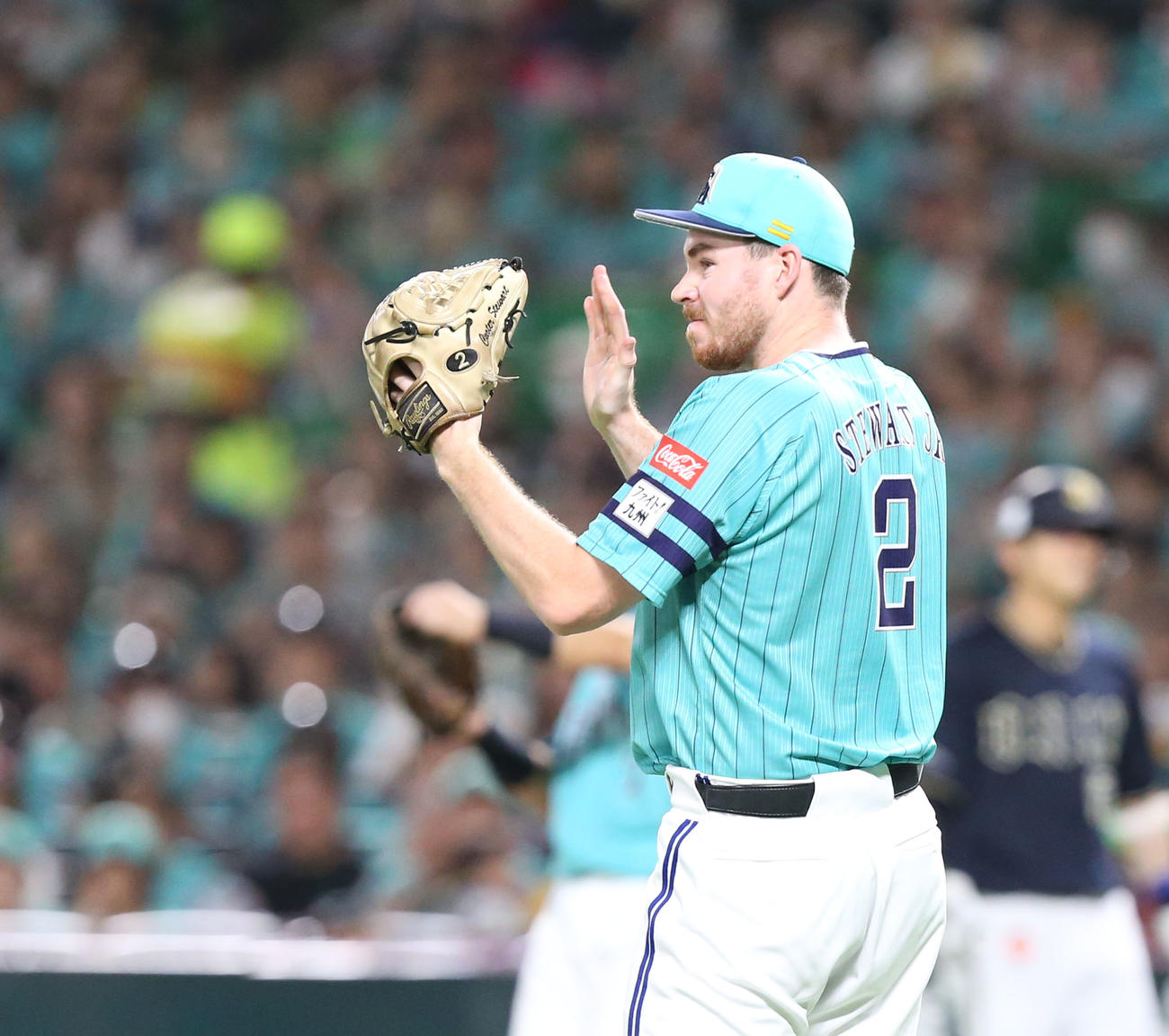 ソフトバンク対オリックス　4回表オリックス無死、中川圭を遊ゴロに打ち取りグラブを叩くスチュワート（撮影・冨田成美）
