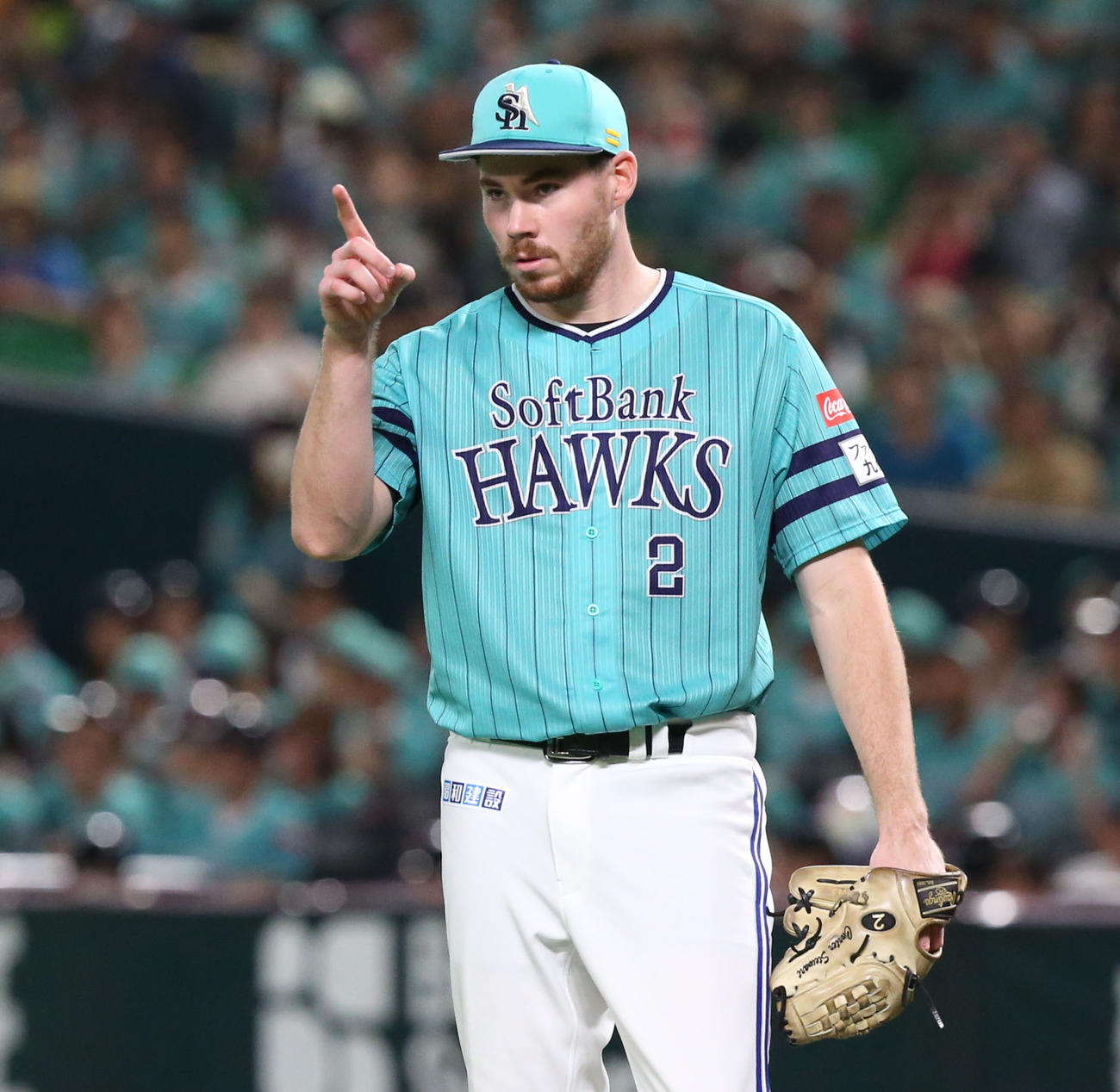 ソフトバンク対オリックス　4回表オリックス無死、中川圭太を遊ゴロに打ち取りナインに合図を送るスチュワート（撮影・冨田成美）