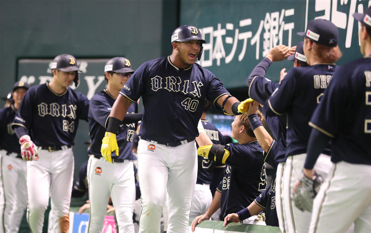 ソフトバンク対オリックス　6回表オリックス1死一、二塁、セデーニョ（中央）は右越え先制3点本塁打を放ちベンチのナインとタッチを交わす（撮影・冨田成美）