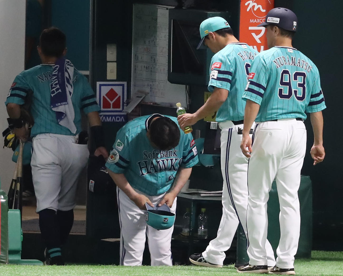 ソフトバンク対オリックス　試合終了後に一礼する藤本監督（中央）（撮影・冨田成美）