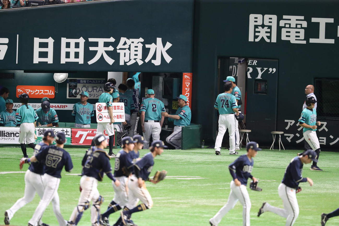 ソフトバンク対オリックス　9連敗を喫したソフトバンクナイン（撮影・冨田成美）