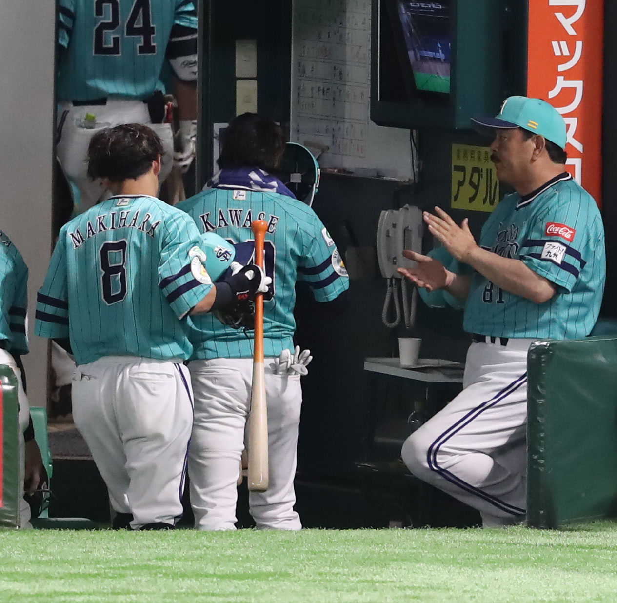 ソフトバンク対オリックス　ナインを労う藤本監督（右）（撮影・冨田成美）