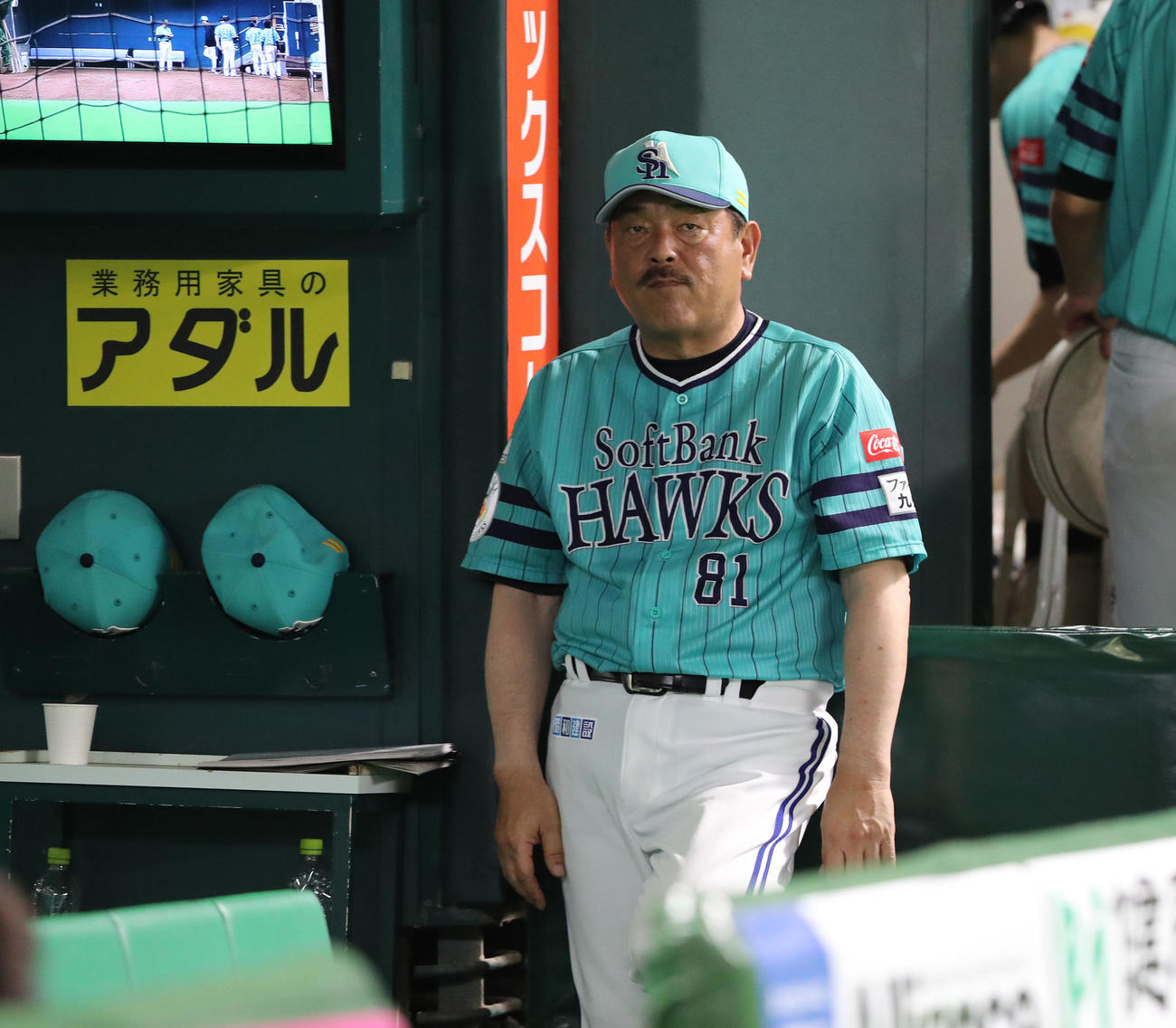 ソフトバンク対オリックス　連敗を抜け出せずに前半戦が終了。ベンチで選手を見送る藤本監督（撮影・梅根麻紀）