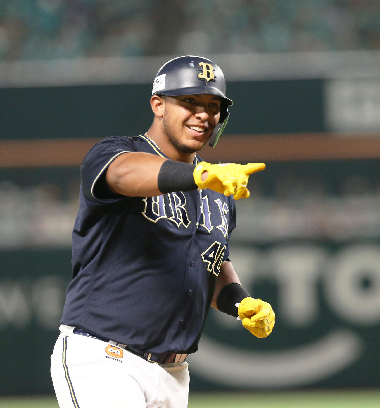 ソフトバンク対オリックス　6回表オリックス1死一、二塁、セデーニョは右越え先制3点本塁打を放ち笑顔でベンチを指さす（撮影・冨田成美）