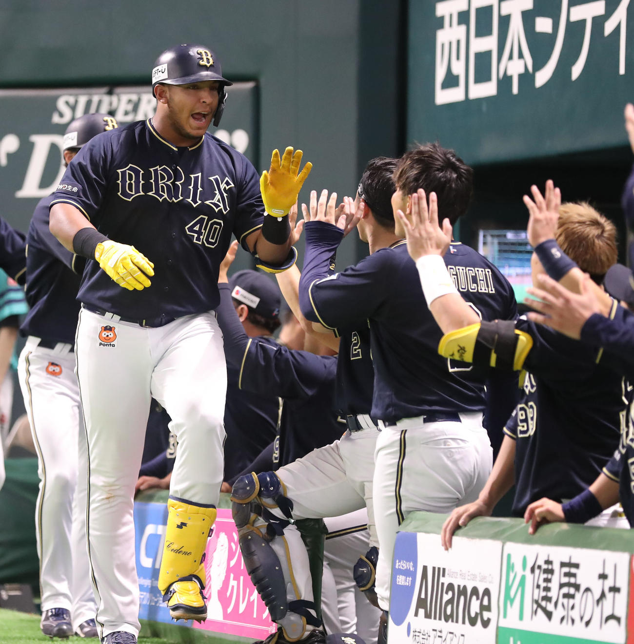 ソフトバンク対オリックス　6回表オリックス1死一、二塁、セデーニョ（左）は右越え先制3点本塁打を放ちベンチのナインとタッチを交わす（撮影・冨田成美）
