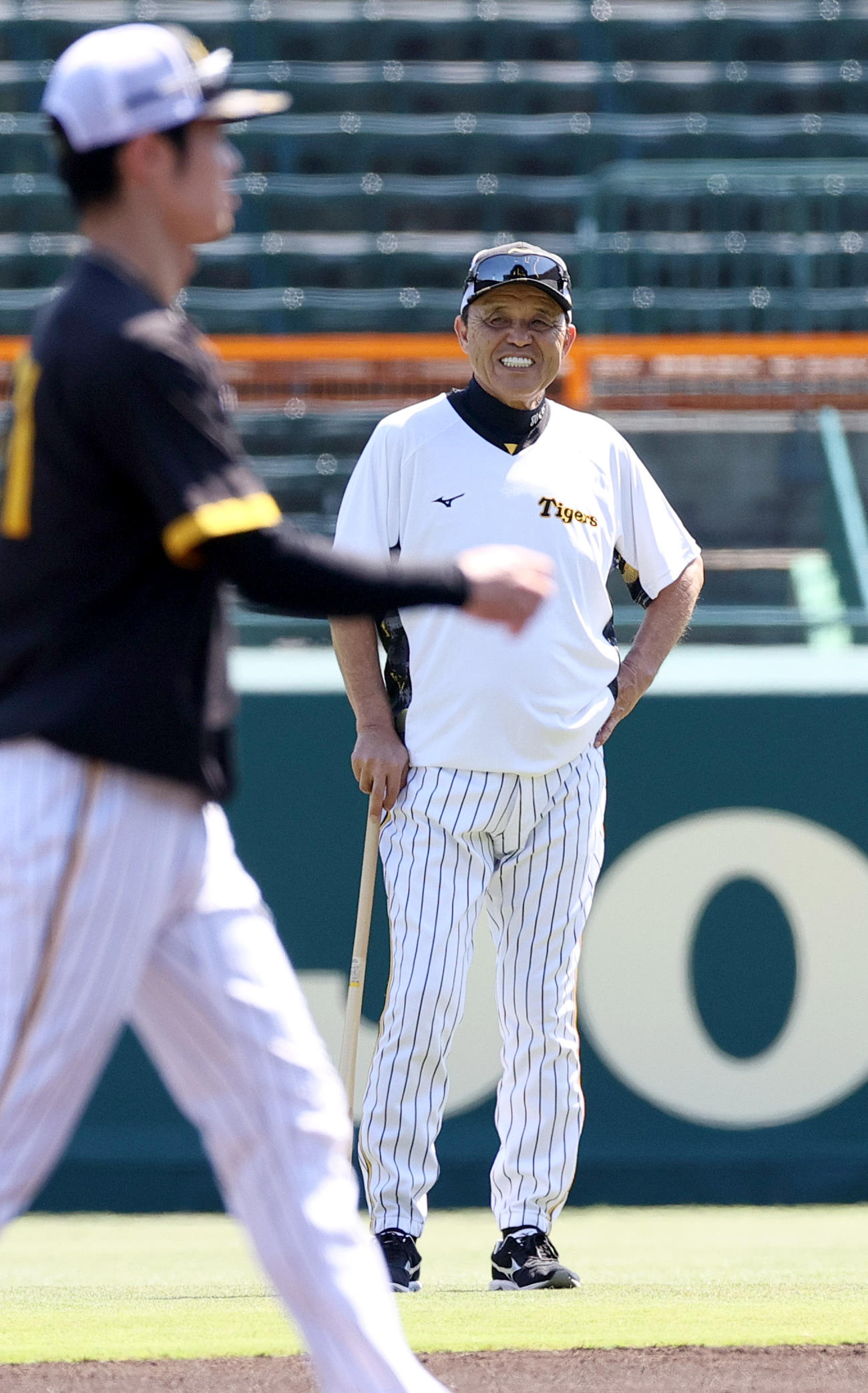 阪神対中日　試合前の練習で笑顔を見せる阪神岡田彰布監督。手前は中野（撮影・上山淳一）