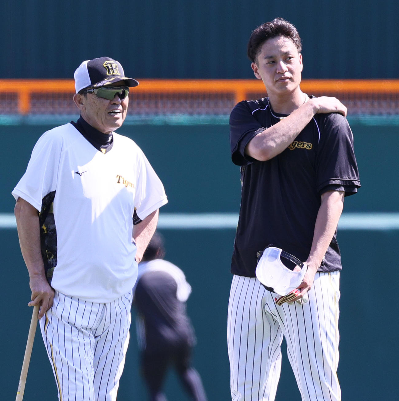 阪神対中日　試合前の練習で、阪神大竹（右）は岡田監督と話す（撮影・上山淳一）