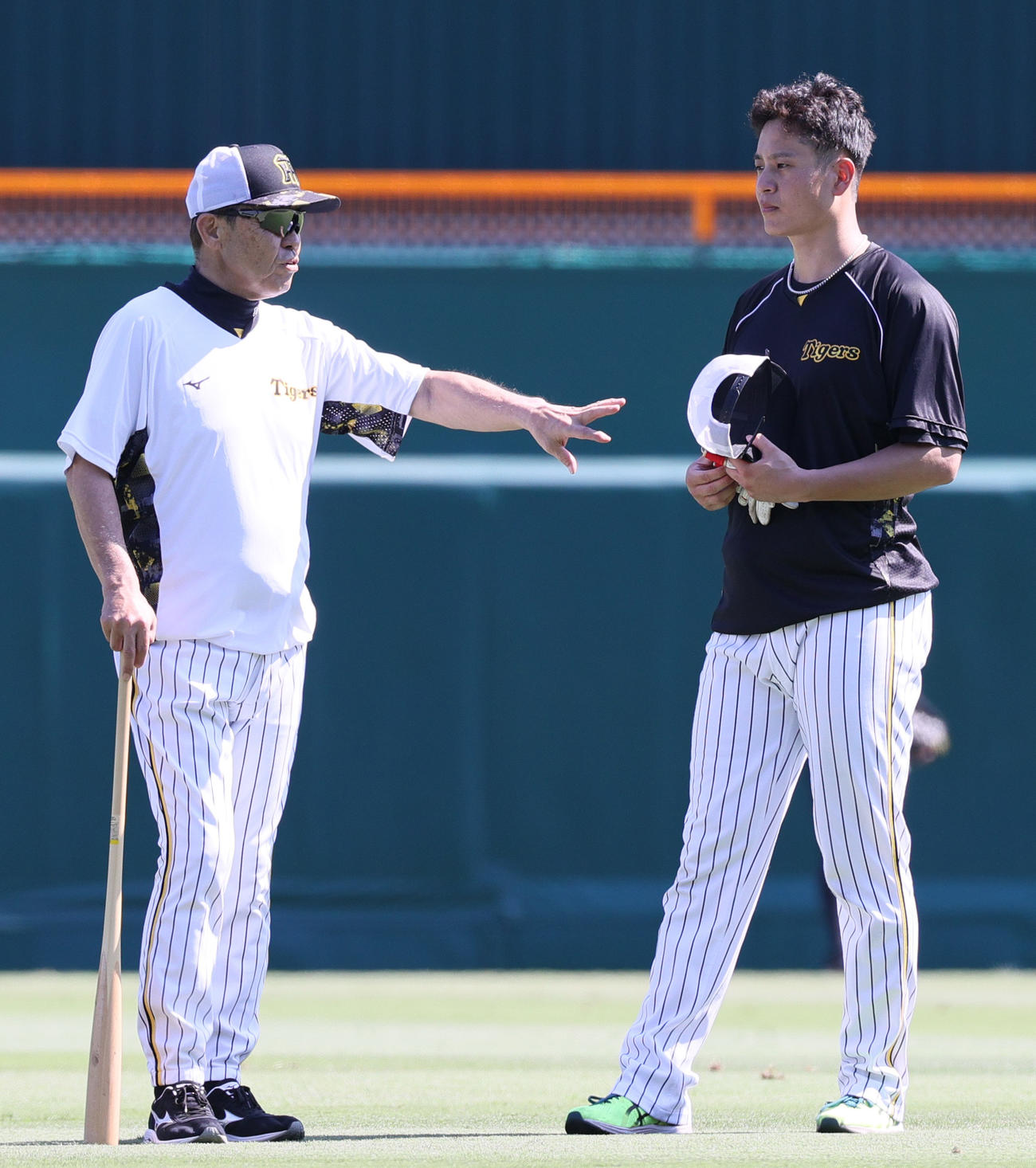 阪神対中日　試合前の練習で、阪神大竹（右）に話す岡田監督（撮影・上山淳一）